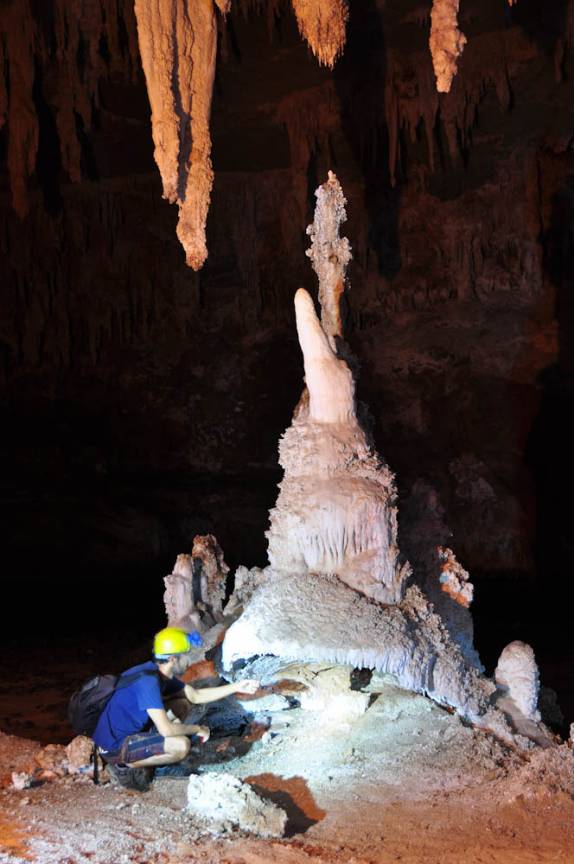 Observando formação na caverna São Bernardo, no P.E. de Terra Ronca, região de São Domingos - GO